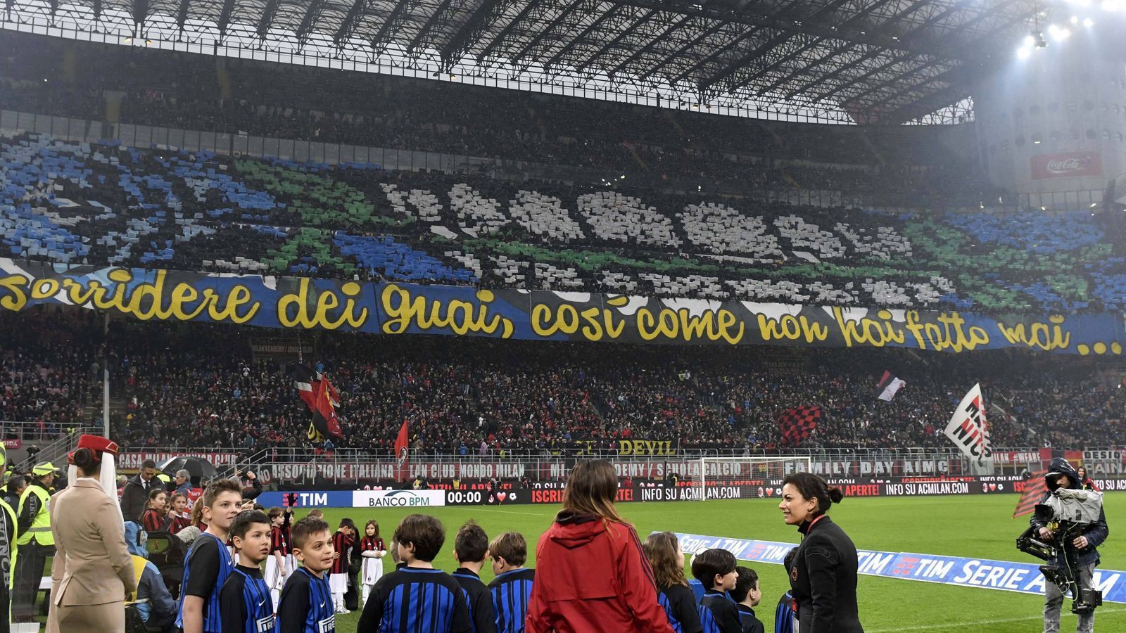 <strong>Inter Mailand - AC Mailand</strong><br>
                ... doch auch die Inter-Fans sind nicht unvorbereitet, wenn es um das Derby und die Vorherrschaft in der Stadt geht. Sowohl auf dem Platz als auch auf den Rängen geht die Post ab.
