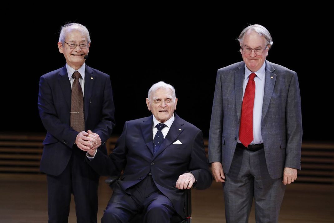 Der Japaner Akira Yoshino (links), der US-Amerikaner John Goodenough (Mitte) und der Engländer Stanley Whittingham (rechts) bei der Nobelpreisverleihung in Schwedens Hauptstadt Stockholm am 10. Dezember 2019.