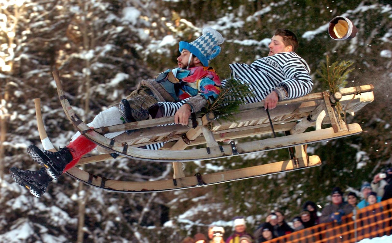 Bei dem Faschingsbrauch geht es darum, mit dem Schlitten über eine Schanze zu springen und so weit wie möglich zu fliegen - oder zumindest spektakulär zu landen. 