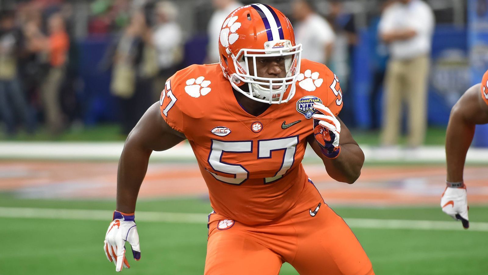 
                <strong>Tre Lamar (Clemson)</strong><br>
                Tre Lamar spielte an der Clemson University hinter der vielleicht besten Defensive Line im College-Football. Der 1,93 Meter große und 113 Kilogramm schwere Linebacker hat davon sehr profitiert, kam vergangene Saison auf 79 Total Tackles, 5,5 Tackles for Loss, drei Sacks und eine Interception. Physisch erfüllt er alle Voraussetzungen für die NFL. Dafür hat er Defizite in der Athletik und der Beweglichkeit. Trotz der guten Veranlagung könnte er daher in die sechste Runde rutschen. 
              