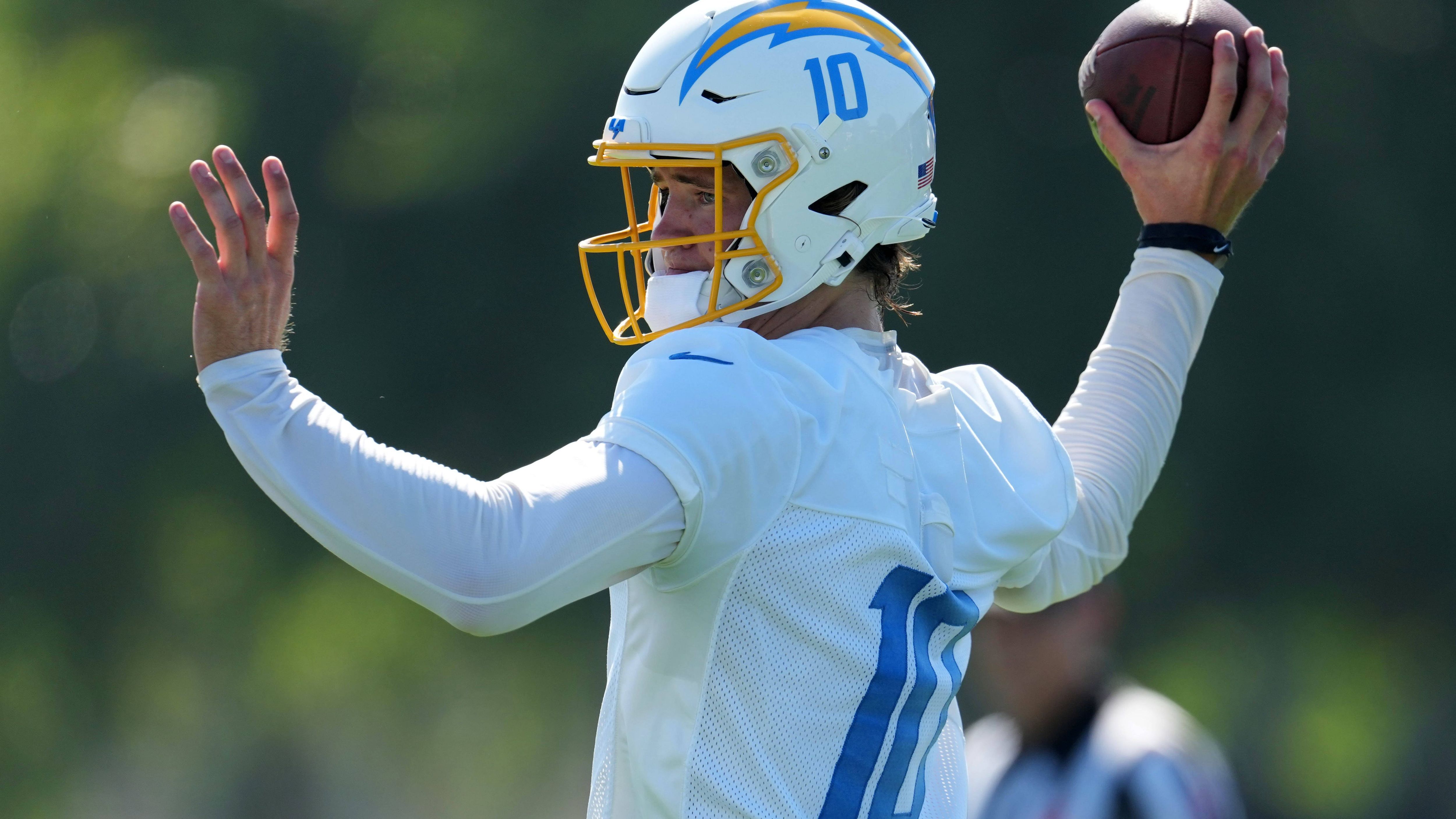 <strong>Justin Herbert (Los Angeles Chargers)</strong><br>Ganz frisch mit einem neuen Rekordvertrag startet Herbert in seine vierte Saison mit den Los Angeles Chargers. Seine Leistungen waren hervorragend bisher, jetzt soll auch der Erfolg in den Playoffs folgen in Kalifornien.