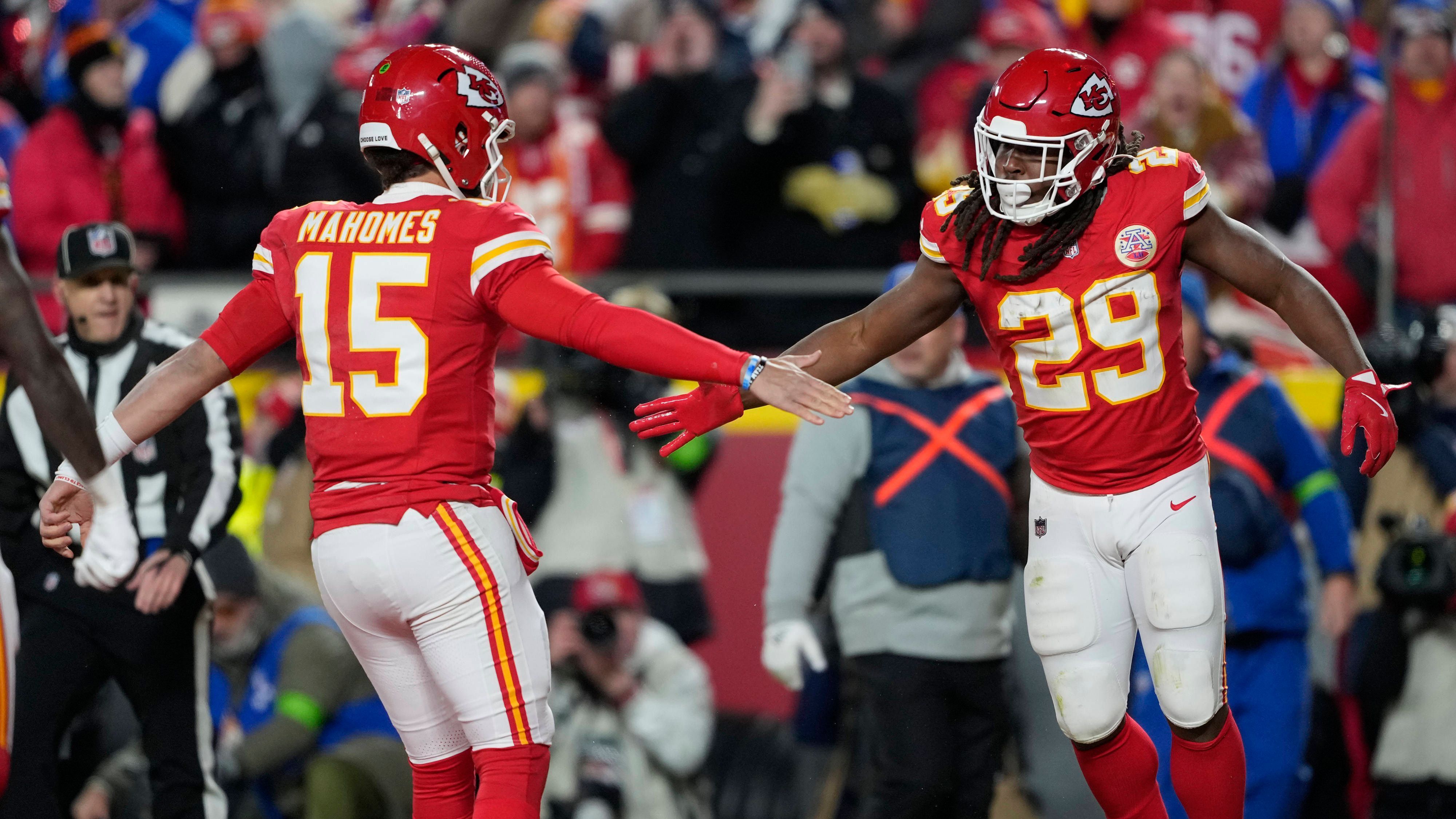 <strong>Kareem Hunt (Chiefs)</strong><br>Die Kansas City Chiefs statten ihren Running Back mit einem neuen Vertrag aus. Wie das "NFL-Network" berichtet, zahlt der entthronte NFL-Champion dem Ballträger 1,5 Millionen Dollar für einen weiteren Einjahresvertrag. Der Pro Bowler von 2017 war in der vergangenen Saison eine der Stützen bei den Chiefs und erlief insgesamt 728 Yards für sieben Touchdowns.