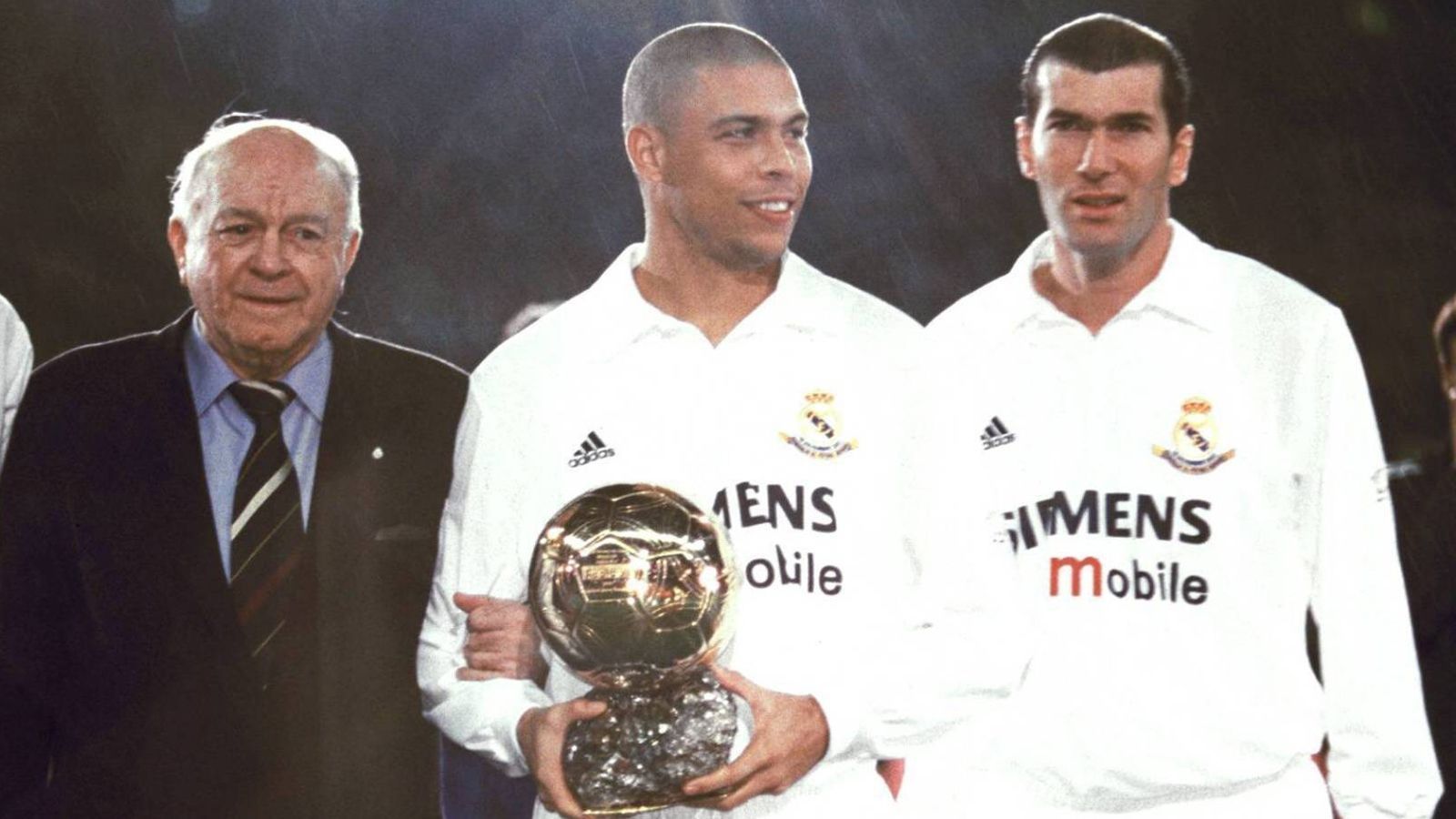 <strong>2002: Ronaldo (M., Inter Mailand / Real Madrid)</strong><br>- 2. Platz: Roberto Carlos (Real Madrid)<br>- 3. Platz: Oliver Kahn (FC Bayern München)