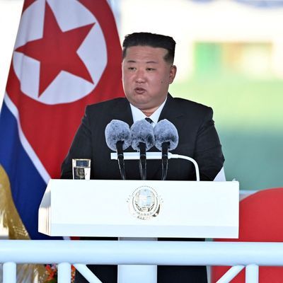 Im Beisein von Nordkoreas Machthaber Kim Jong Un ist ein neuer Zerstörer beim Stapellauf bei einem Unfall beschädigt worden.