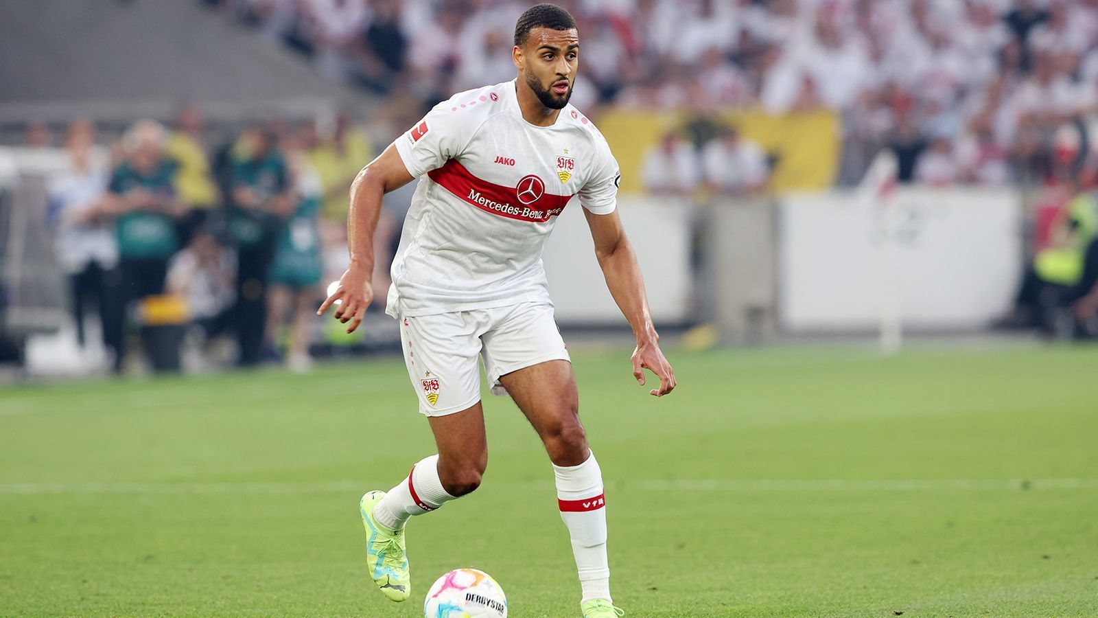 
                <strong>Josha Vagnoman (VfB Stuttgart)</strong><br>
                Der frühere Hamburger steht besonders im Blickpunkt und liefert ab. Als rechter Schienenspieler offensiv fast schon Außenstürmer. Spielt Guirassy mit einem perfekten Steilpass frei (23.), den der Stürmer nicht verwerten kann. Nach der Pause Torschütze zum 2:0 (51.). Defensiv hin und wieder mit Problemen gegen Dompe. ran-Note: 2
              