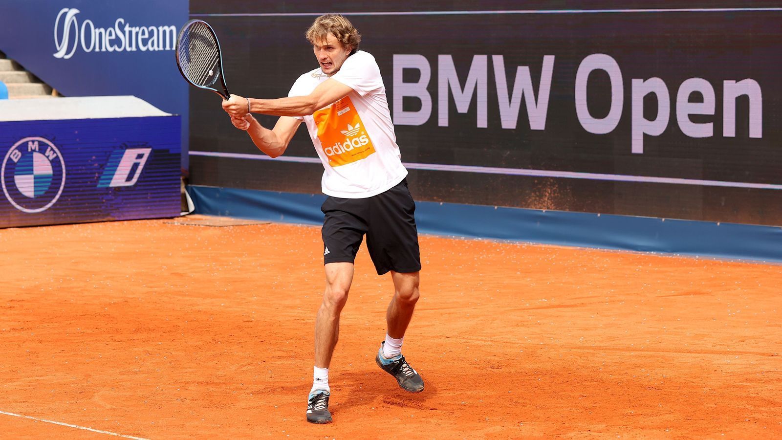 
                <strong>Alexander Zverev will den Titel-Hattrick in München und danach an die Spitze der Weltrangliste</strong><br>
                Die BMW Open 2022 laufen und Deutschlands Nummer eins lässt es sich nicht nehmen, einmal beim Heimturnier aufzuschlagen. Alexander Zverev geht in München als topgesetzter Spieler an den Start und peilt seinen dritten Titel in der Isarstadt an. Seit dem Erfolg im Jahr 2018 kam der gebürtige Hamburger aber nicht mehr übers Viertelfinale hinaus. Beim Versuch, diese Saison den Tennisthron zu erklimmen, spielt ihm das sogar in die Karten. ran zeigt, wie der Olympiasieger in den kommenden Wochen Weltranglistenerster werden kann.
              