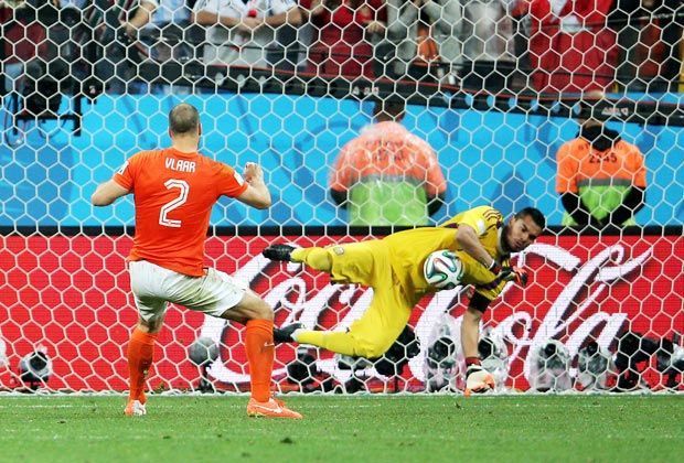 
                <strong>Romero der Halbfinalheld</strong><br>
                Bei AS Monaco sitzt Romero nur auf der Bank: Doch der Keeper wurde im Elfmeterschießen gegen die Niederlande zum Helden. Erst wehrt er den Elfmeter von Ron Vlaar ab, später pariert er noch den Sneijder-Elfmeter - und Argentinien steht im Finale.  
              