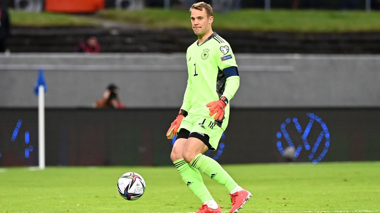 
                <strong>Manuel Neuer</strong><br>
                Nach 16 Minuten ist Neuer beim ersten Angriff der Isländer gefordert und pariert. Beim Pfostenschuss zu Beginn der 2. Halbzeit durch Gudmundsson wäre er machtlos gewesen. ran-Note: 3
              