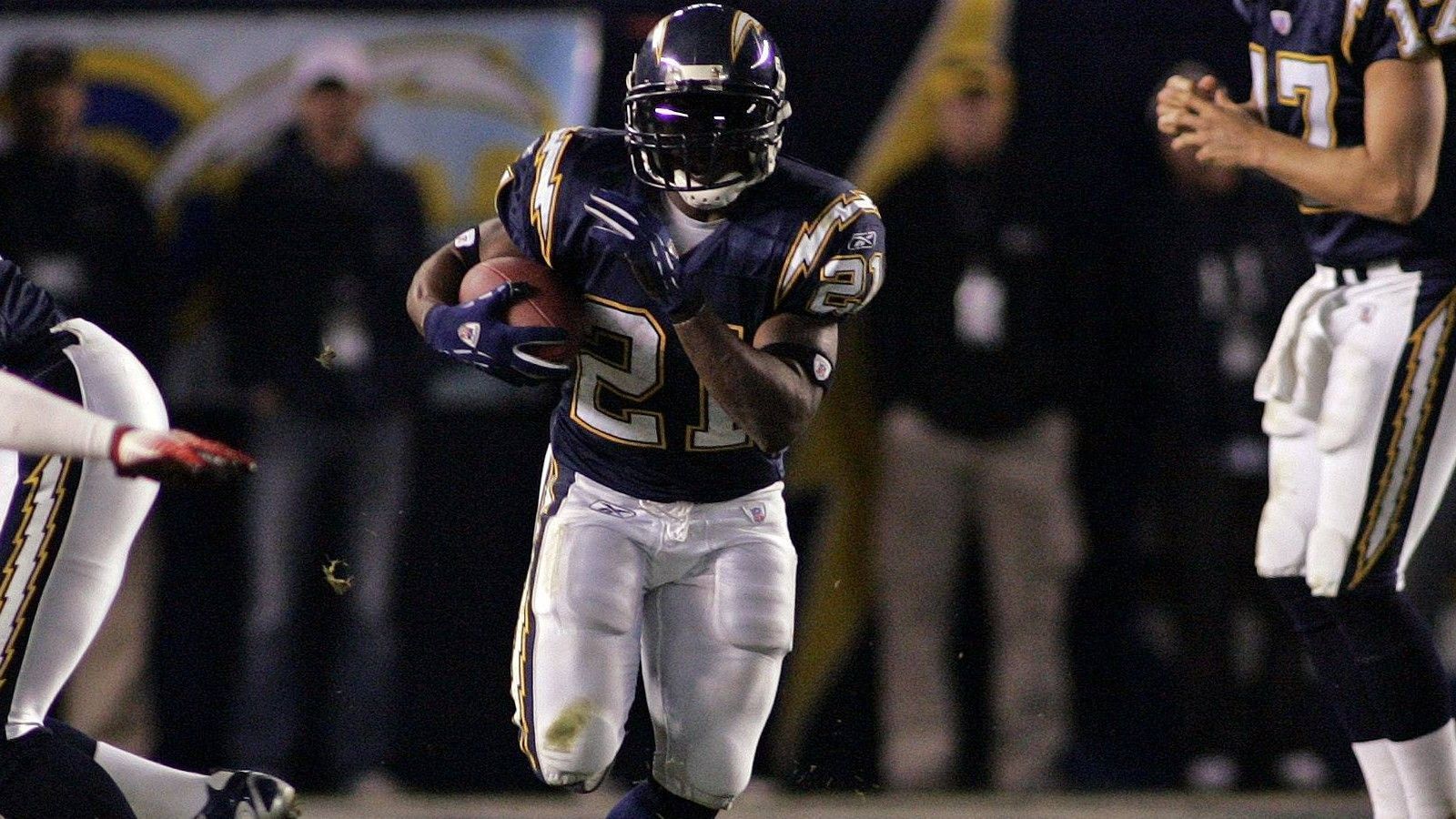 
                <strong>Los Angeles Chargers: LaDainian Tomlinson</strong><br>
                &#x2022; Rushing Yards: 1.815<br>&#x2022; Saison: 2006<br>In jeder seiner ersten acht NFL-Spielzeiten lieferte er mehr als 1.000 Rushing Yards, sein bestes Jahr hatte er 2006. MVP und Franchise-Rekord in Sachen Rushing - dazu unglaubliche 28 Rushing Touchdowns in einer Saison, noch heute die Bestmarke der NFL.
              