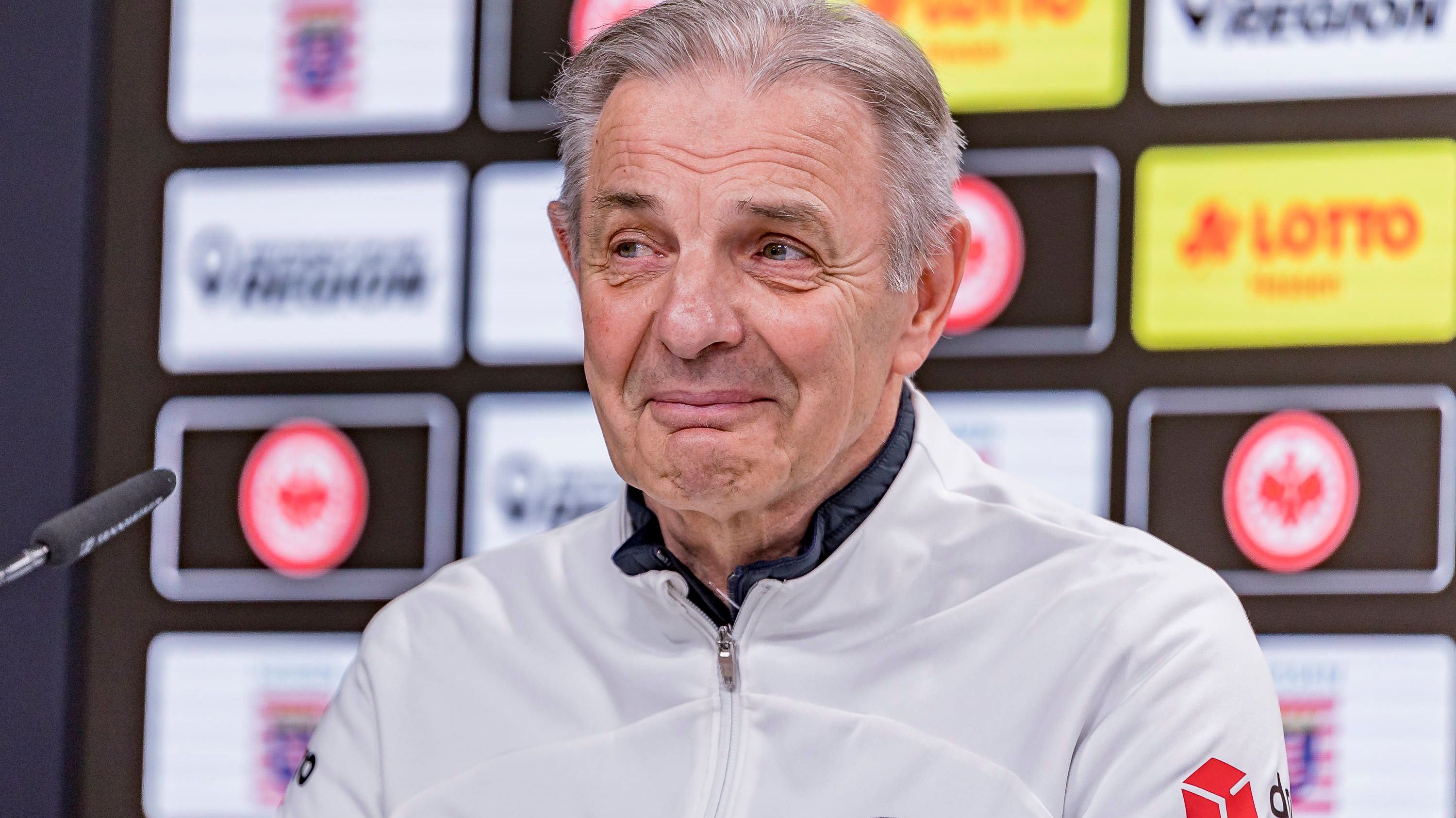 <strong>Aktive Spieler mit den meisten Bundesliga-Partien</strong><br>Mit 602 Spielen im Trikot von Eintracht Frankfurt ist Karl-Hanz Körbel immer noch der Rekordhalter für die meisten Einsätze in der Bundesliga. Doch auch einige aktive Spieler haben schon eine hohe Anzahl an Bundesliga-Partien gesammelt. <strong><em>ran</em></strong> zeigt die Top 10 der aktiven Fußballer mit den meisten Bundesliga-Spielen. (Stand: 28.09.2023)