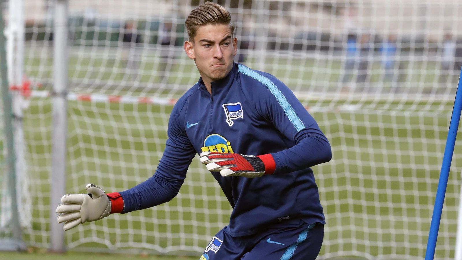 
                <strong>Jonathan Klinsmann (Hertha BSC)</strong><br>
                Anders als Vater Jürgen, versucht sich Sohnemann Jonathan Klinsmann nicht im Sturm. Der 21-Jährige will als Torhüter im Profibereich Fuß fassen und steht derzeit bei Hertha BSC unter Vertrag. Seit 2017 läuft der in München geborene Deutsch-Amerikaner für den Hauptstadt-Klub auf, allerdings vorwiegend bei den Regionalliga-Amateuren. Obwohl es aktuell für Profi-Einsätze des 1,94-Meter-Hünen noch nicht reicht, wurde der Keeper zuletzt erstmals in die A-Nationalmannschaft der USA eingeladen. Klinsmanns Vertag in Berlin läuft am Saisonende aus, in der Vorsaison durfte er ein Mal für die Hertha-Profis in der Europa League ran.
              