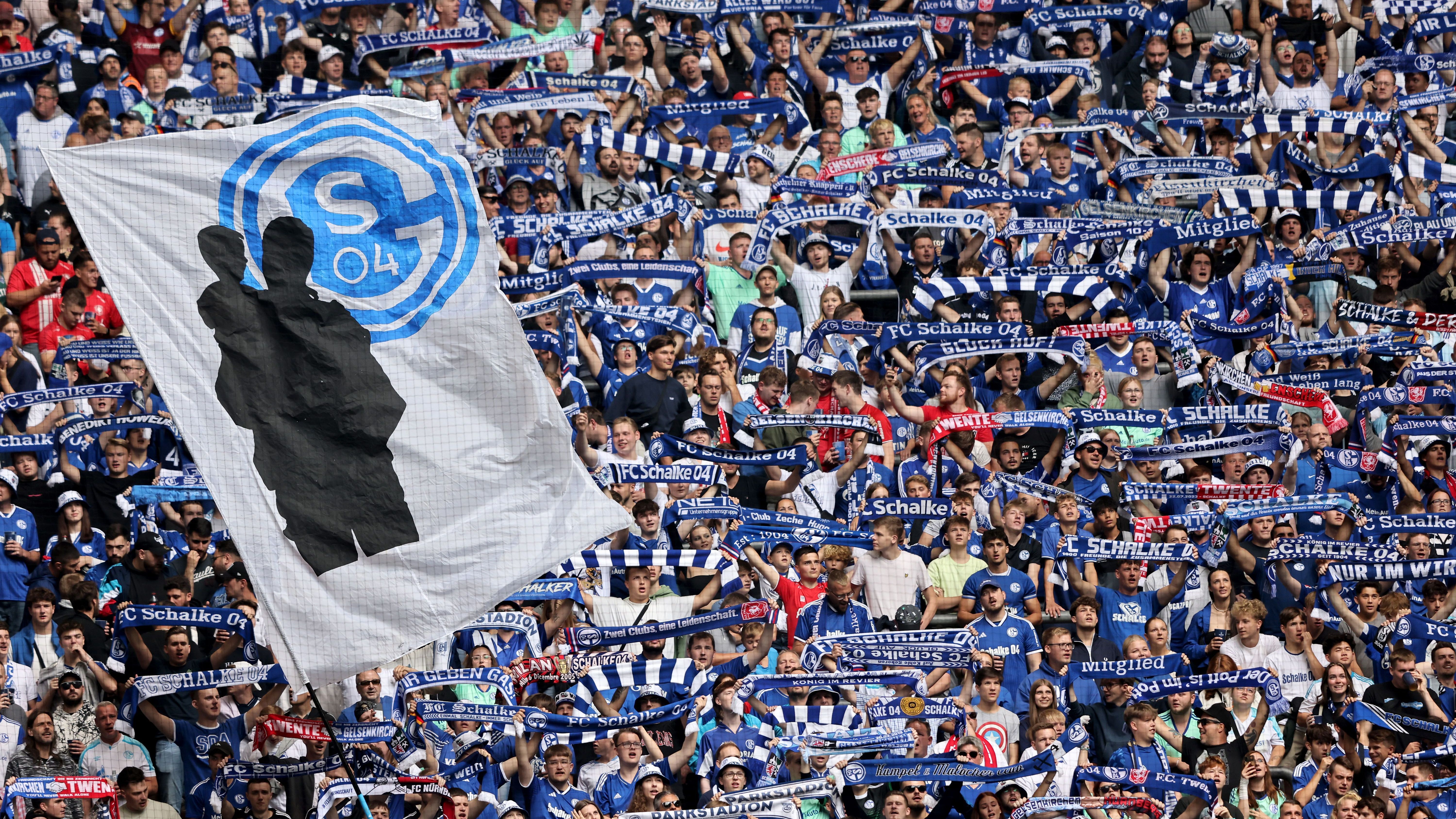 <strong>2017</strong><br>Sieger: Schalker Fans<br>Spruch: "Wir danken der Mannschaft, dass sie uns auch in dieser Saison so zahlreich hinterhergereist ist.“