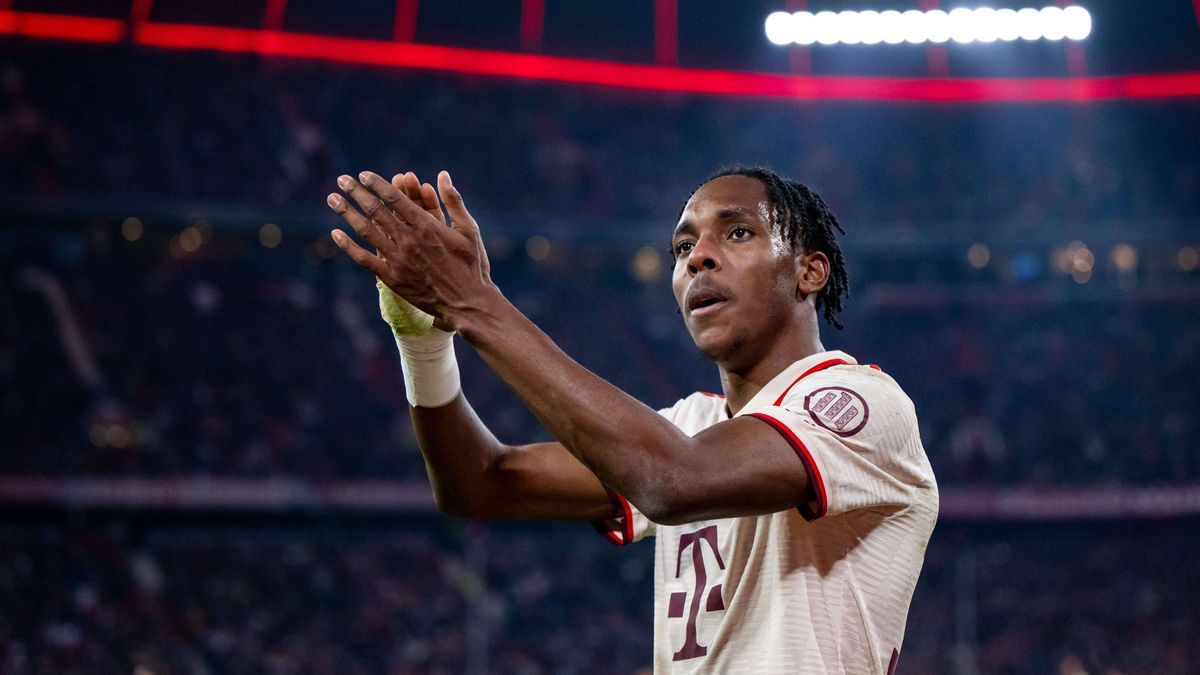 Mathys Tel (FC Bayern Muenchen, 39) wird ausgewechselt und bedankt sich bei den Fans, GER, FC Bayern Muenchen vs. SK Slovan Bratislava, Fussball, UEFA Champions League, 8. Spieltag, Spielzeit 2024 ...