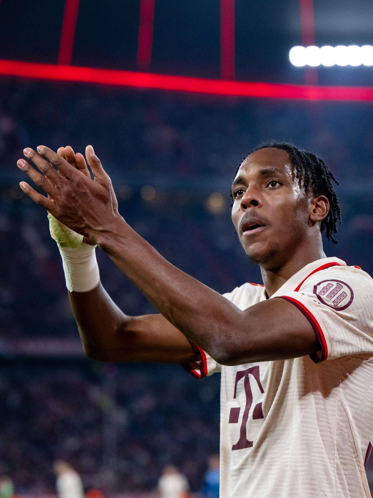 Mathys Tel (FC Bayern Muenchen, 39) wird ausgewechselt und bedankt sich bei den Fans, GER, FC Bayern Muenchen vs. SK Slovan Bratislava, Fussball, UEFA Champions League, 8. Spieltag, Spielzeit 2024 ...