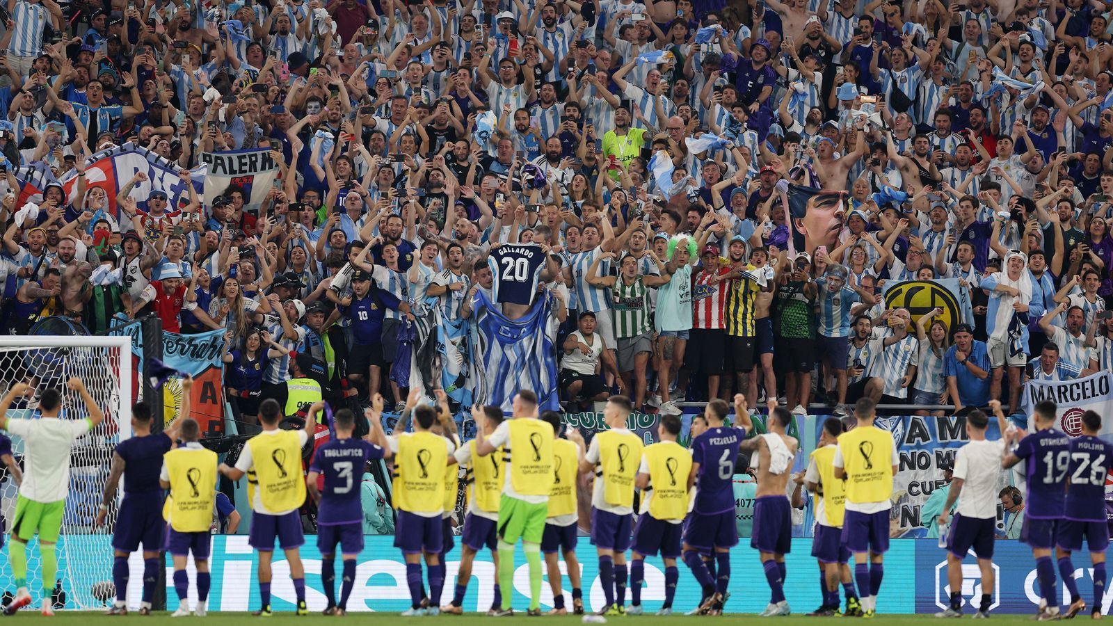
                <strong>Fans</strong><br>
                Ganz anders die Argentinier: Sie sind die vielleicht stimmgewaltigsten Fanmassen des bisherigen Turniers. Nur die inzwischen ausgeschiedenen Mexikaner hinterließen einen ähnlich bleibenden Eindruck. Von WM-Müdigkeit ist bei den argentinischen Fans jedenfalls nichts zu spüren. Vielleicht ja auch, weil das Land auf der Südhalbkugel endlich einmal eine Sommer-WM erleben kann. Das Duell auf den Zuschauerrängen dürfte den Argentiniern nicht zu nehmen sein – und könnte den Ausschlag im Viertelfinale geben. Denn sie sorgen für den Head-to-Head-Endstand von 5:4 für Argentinien!
              
