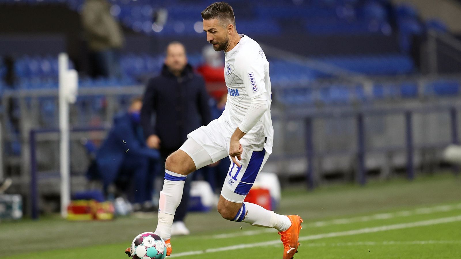 
                <strong>Vedad Ibisevic (zuletzt FC Schalke 04)</strong><br>
                Den Übergang vom Spieler- in den Trainerbereich hat mittlerweile auch der langjährige Bundesliga-Torjäger Vedad Ibisevic hinter sich gebracht. Nachdem sein Vertrag beim späteren Absteiger Schalke Anfang 2021 aufgelöst wurde, war er danach gut ein halbes Jahr ohne Verein und entschloss sich zuletzt zu einer Rückkehr zu Ex-Klub Hertha BSC. Beim Hauptstadt-Klub, für den der Bosnier von 2016 bis 2020 auflief, fungiert der 37-Jährige nun als Trainer für die Stürmer im Kader von Chefcoach Pal Dardai. Wie man in der Bundesliga Tore macht, weiß Ibisevic nur zu gut. Für Aachen, Hoffenheim, Stuttgart, Hertha und Schalke traf er immerhin 127 Mal in Deutschlands Fußball-Oberhaus. 
              