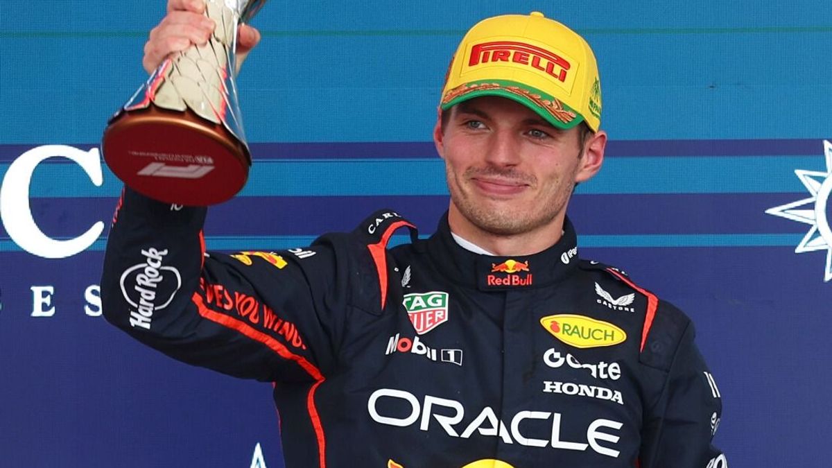 Max Verstappen mit dem Pokal für Platz drei in Sao Paulo 2025