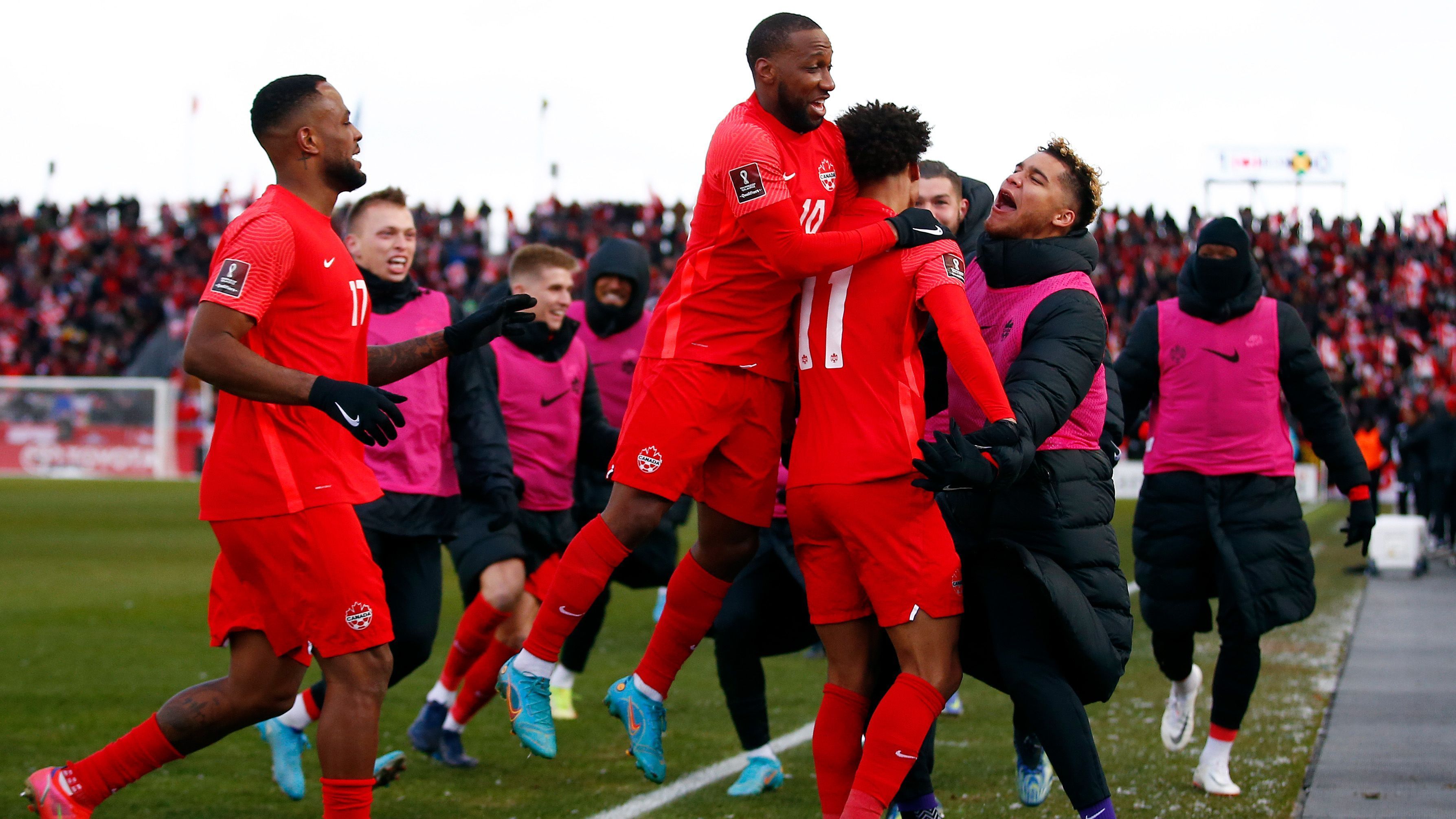 
                <strong>Kanada </strong><br>
                Die kanadische Nationalmannschaft fährt zum zweiten Mal in ihrer Geschichte zu einer Fußball-Weltmeisterschaft. Dank eines 4:0-Heimsiegs gegen Jamaika lösen die Kanadier schon einen Spieltag vor dem Ende der Qualifikation ihr Ticket für Katar. Zuletzt konnte Kanada im Jahr 1986 bei einer WM teilnehmen, damals fand das Turnier in Mexiko statt. Den größten Erfolg ihrer jüngeren Fußballgeschichte feierte die Mannschaft von Trainer John Herdman ohne Star-Spieler Alphonso Davies vom FC Bayern, der aktuell noch mit einer Herzmuskelentzündung pausieren muss. 
              