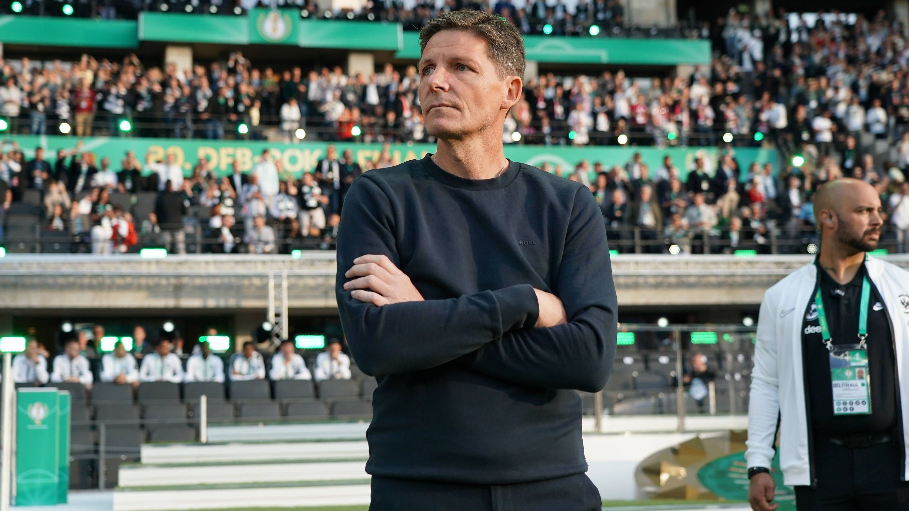 <strong>Oliver Glasner</strong><br>Ex-Eintracht-Coach Oliver Glasner gilt laut "Bild" als Kandidat, sollte Nagelsmann absagen. Der Österreicher ist aktuell ohne Vertrag und hat mehrfach unter Beweis gestellt, dass er das Beste aus einer Mannschaft herausholen kann. Am beeindruckendsten stellte er dies wohl 2022 mit dem Gewinn der Europa League mit Eintracht Frankfurt unter Beweis.