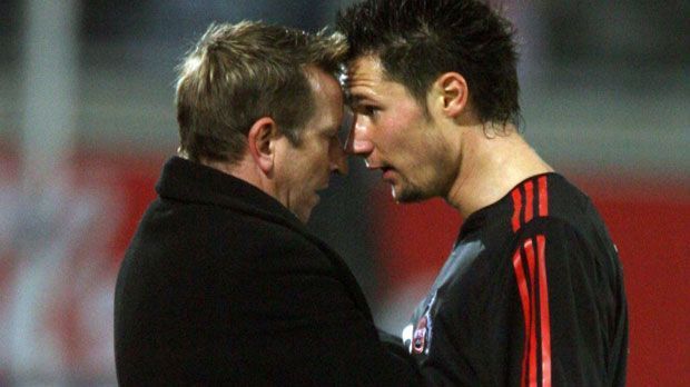 
                <strong>Norbert Meier</strong><br>
                Norbert Meier: Einen Fail ganz anderer Art lieferte der einstige Duisburg-Coach im Spiel gegen Köln. 2005 geriet er an der Seitenlinie mit Albert Streit aneinander und verpasste diesem eine Kopfnuss. Kurios: Meier spielte hinterher das Opfer, warf sich auf den Boden und gab eine wirre Pressekonferenz. Doch es half nichts: Der DFB ermittelte und sperrte Täter Meier, der daraufhin beim MSV Duisburg rausflog. Heute coacht er Arminia Bielefeld - ganz ohne Kopfnüsse.
              