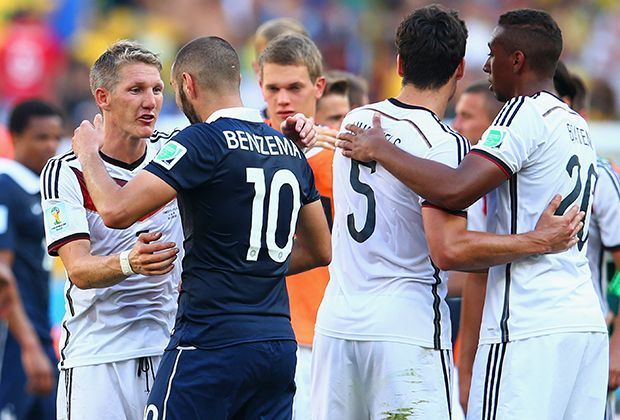 
                <strong>Schweinsteiger und Benzema</strong><br>
                Nach dem Viertelfinale gegen Frankreich hat Schweinsteiger einige nette Worte für Karim Benzema übrig, der während des Spiels mehrmals an Manuel Neuer scheiterte.
              