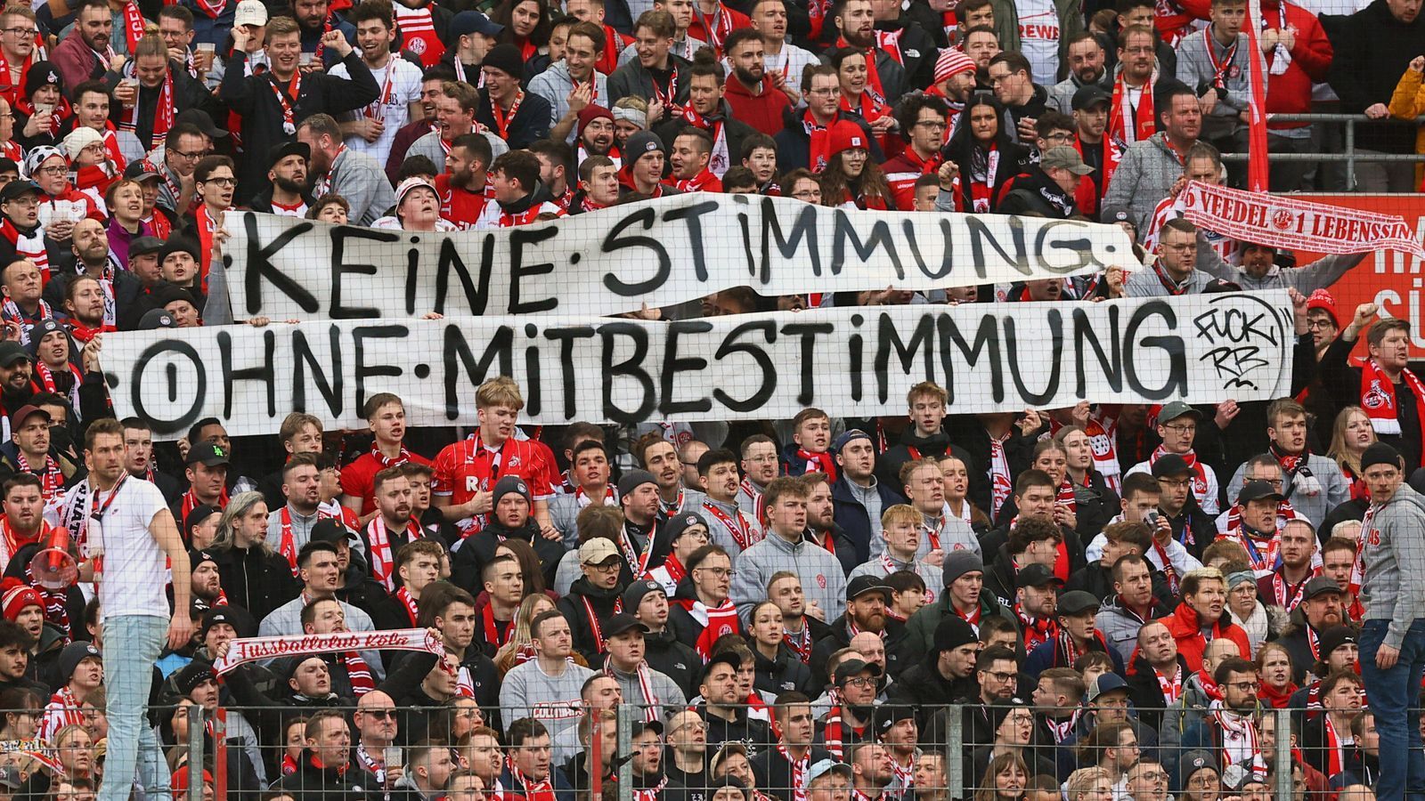 
                <strong>"Keine Stimmung ohne Mitbestimmung"</strong><br>
                Mit dem Transparent mit der Aufschrift "Keine Stimmung ohne Mitbestimmung" wollten die FC-Anhänger auf die Vereinsstruktur der Leipziger aufmerksam machen. RB wird nicht als klassischer Mitgliederverein geführt. Somit liegt die Entscheidungsgewalt eben nicht auch in den Händen der Anhänger, sondern bei wenigen Verantwortlichen des Bundesligisten.
              