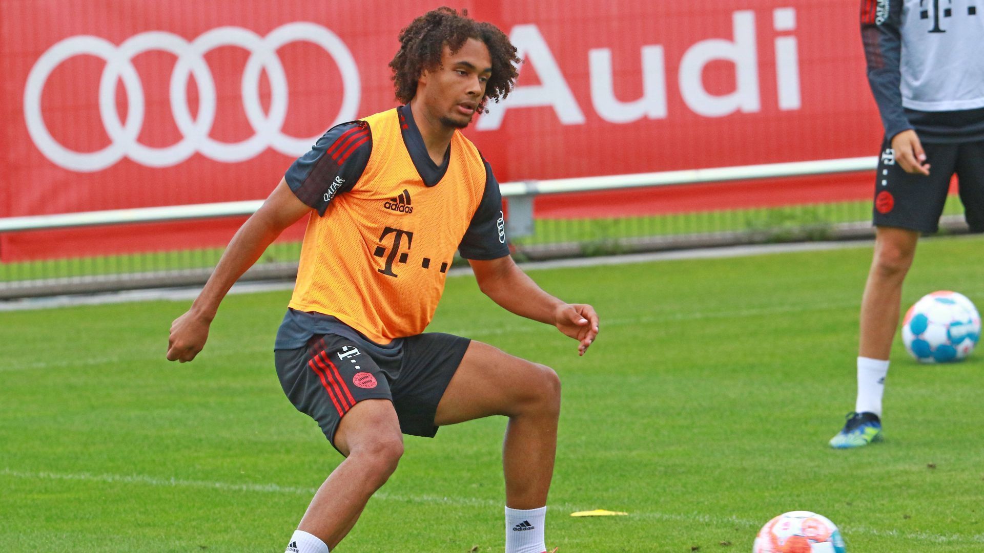 
                <strong>Joshua Zirkzee</strong><br>
                Auch Joshua Zirkzee kehrte nach seiner Leihe ins Bayern-Training zurück, obwohl die Zeichen eigentlich auf Abschied stehen. Mit Eric Maxim Choupo-Moting haben die Bayern mit dem ersten Lewandowski-Ersatz für die kommenden beiden Jahren verlängert und derzeit wenig Verwendung für Zirkzee. Aufgrund der löchrigen Personalsituation zu Beginn der Saison dürften die Bayern bis kurz vor Transfer-Schluss mit einer Entscheidung bei Zirkzee abwarten. Schafft es der junge Niederländer, im Training unter Nagelsmann zu überzeugen, dürfte er in den Vorbereitungsspielen einiges an Einsatzzeit sehen. Auch wenn es schließlich zu einer Trennung kommen sollte, kann der Stürmer auf sich aufmerksam machen und auch zu Gunsten des Vereins seinen Marktwert steigern. 
              