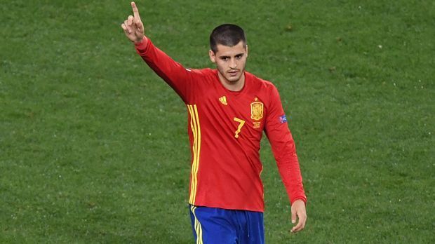 
                <strong>Angriff: Alvaro Morata (Spanien)</strong><br>
                Angriff: Alvaro Morata (Spanien). Auch Morata schoss drei Treffer in der Vorrunde. Mit Bale führt er zusammen die Torschützenliste der EM bisher an. Real Madrid hat unlängst die Rückkaufoption gezogen und den Stürmer von Juventus Turin zurückverpflichtet. Jetzt muss er im Achtelfinale gegen eine der besten Abwehrreihen des Turniers ran: gegen die von Italien.
              