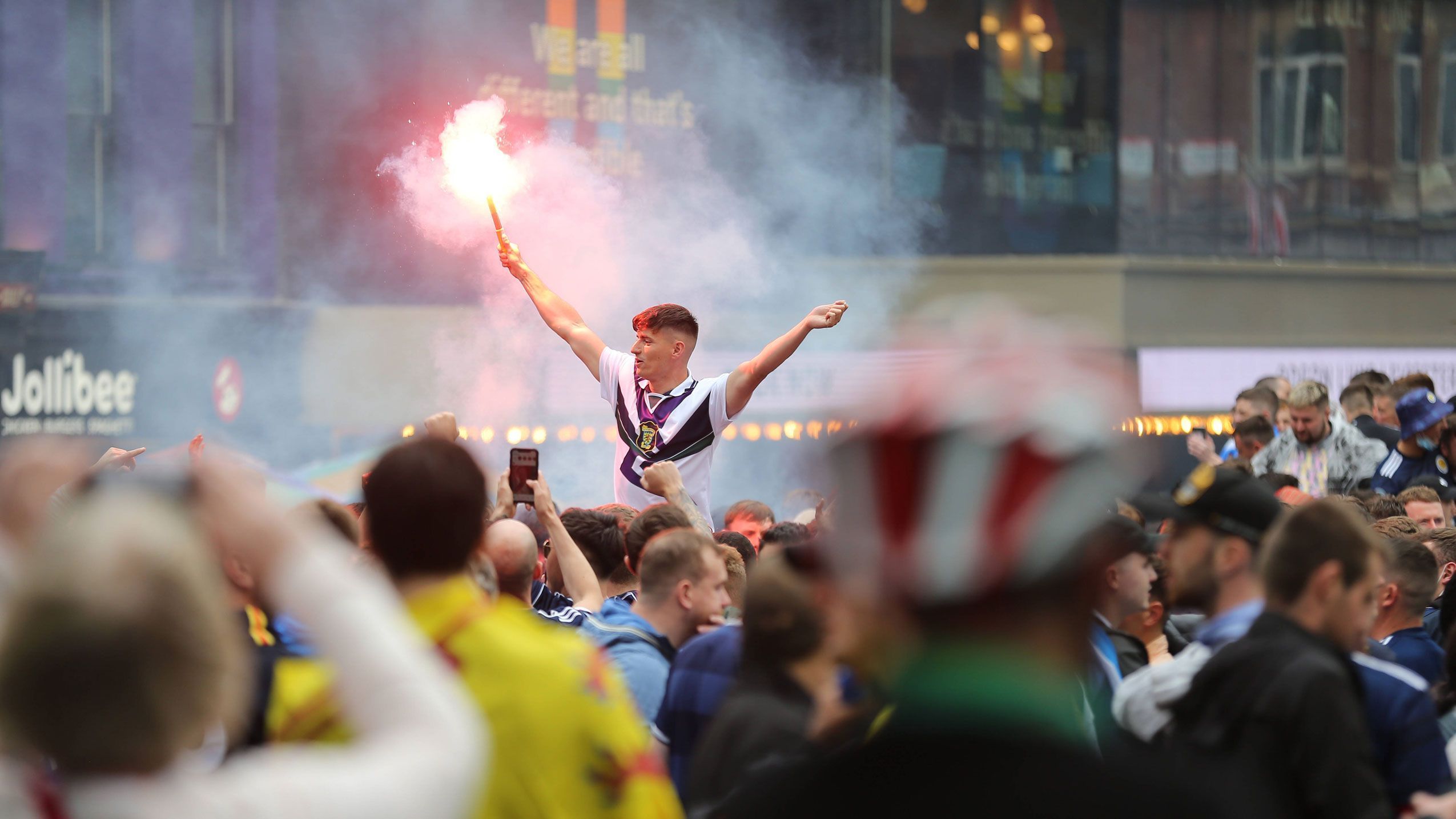 
                <strong>Wo bleiben die Bengalos?</strong><br>
                Gebt es zu, ihr habt drauf gewartet, wann die ersten Bengalo-Bilder kommen.
              