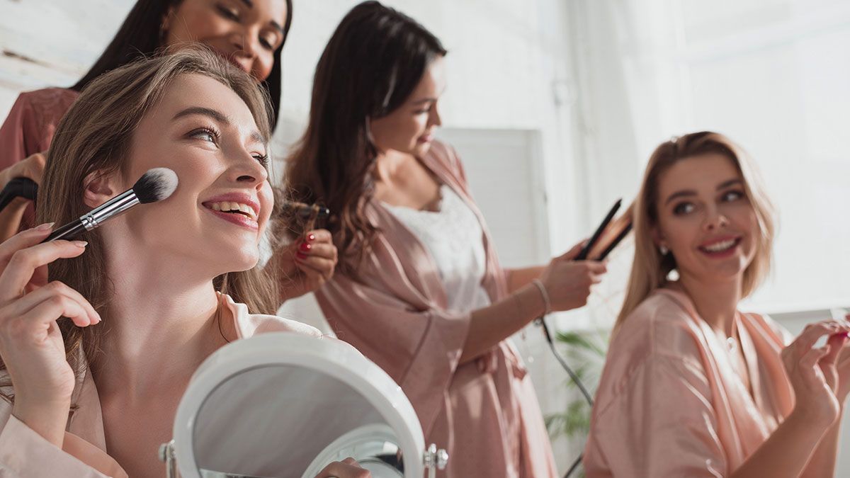 Damit du beim nächsten "Mädels-Abend" mit deinen Liebsten über die beliebtesten Hairstyling-Tools sprechen kannst, haben wir die Fakten in unserem Beauty-Artikel zusammengestellt. 