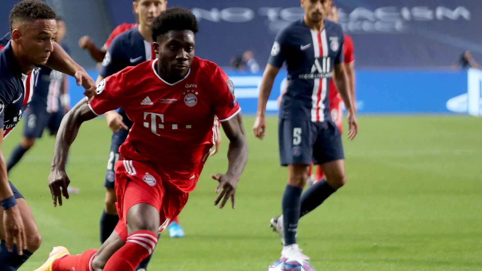 
                <strong>Alphonso Davies</strong><br>
                Die Aufregung ist dem 19-Jährigen in den ersten Minuten anzumerken. Hat in der ersten Halbzeit arge Probleme mit Thilo Kehrer und handelt sich auch eine frühe Gelbe Karte ein. Erste gute Offensivaktion nach 41 Minuten. Seine scharf-geschnittene Flanke verpasst Lewandowski im Zentrum knapp. Danach wird er mutiger. ran.de-Note: 4
              