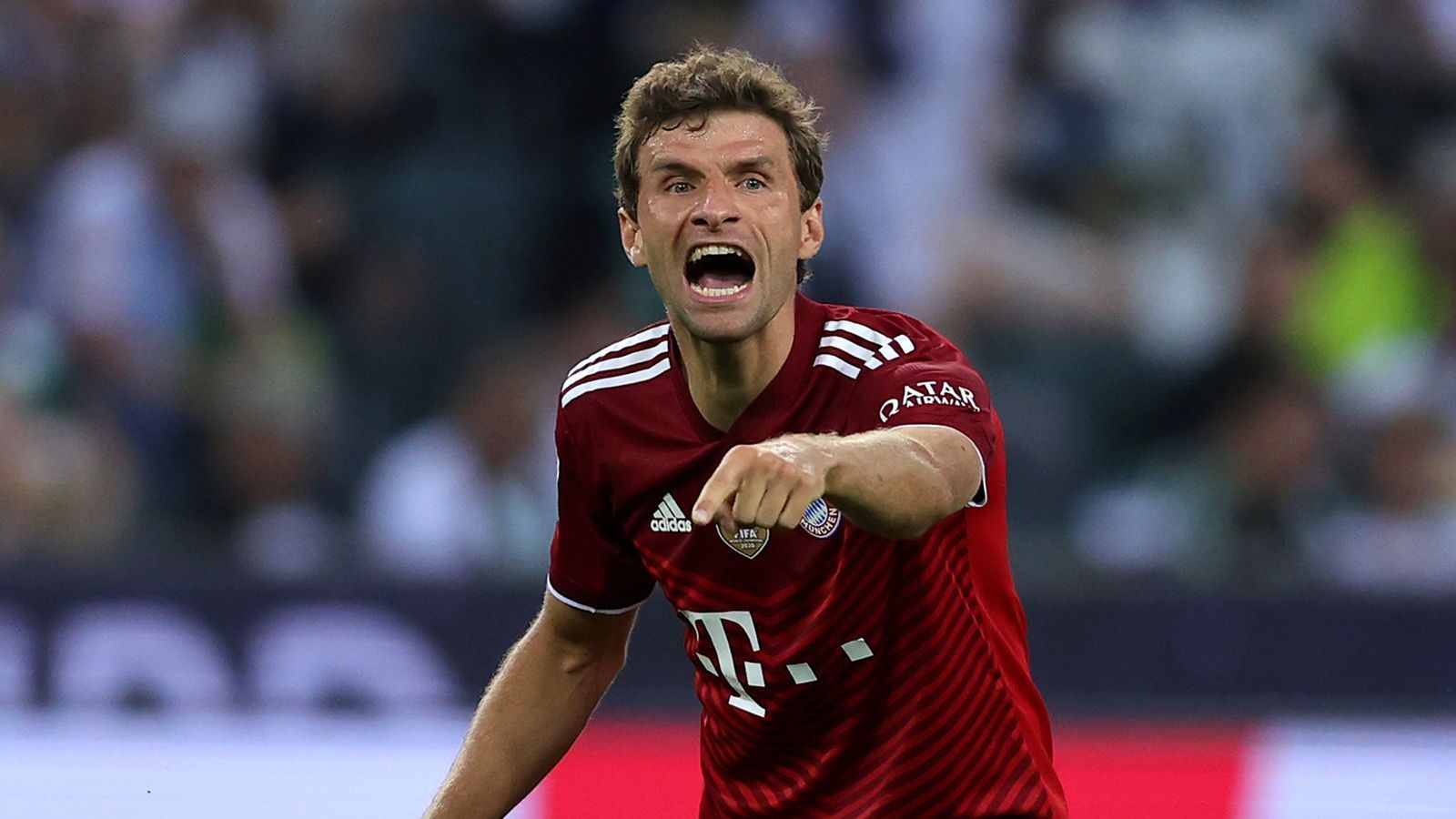 
                <strong>Thomas Müller (FC Bayern München)</strong><br>
                Auch Müller benötigt etwas Anlaufzeit, er müllert sich aber geradezu in die Partie, kämpft und wuselt sich rein, bekommt mit zunehmender Spielzeit mehr Sicherheit und wird gefährlicher in seinen Aktionen. Auch nach dem Seitenwechsel immer in Bewegung, kämpferisch stark, aber ohne Fortune. Muss in der 82. Minute raus. ran-Note: 3
              