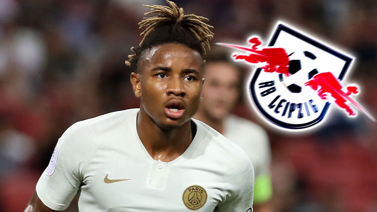 
                <strong>Christopher Nkunku (RB Leipzig)</strong><br>
                Leipzig schnappt sich ein Talent vom französischen Meister Paris Saint-Germain. Der 21-jährige zentrale Mittelfeldspieler Christopher Nkunku wechselt für die kolportierte Ablösesumme von 15 Millionen Euro zu den Sachsen. Der U21-Nationalspieler Frankreichs kam in der vergangenen Saison auf 22 Einsätze in der Ligue 1, erzielte dabei drei Tore und lieferte zwei Vorlagen. "Es ist wie immer ein weinendes Auge dabei, weil er ein unglaubliches Potenzial hat und ich ihn sehr mag. Aber es ist für ihn wichtig, sich im Ausland so einer Aufgabe zu stellen. Ich habe ihm gesagt, dass er einen Top-Klub und einen Top-Trainer vorfindet", sagte PSG-Trainer Thomas Tuchel über seinen ehemaligen Schützling, der künftig vom neuen Leipzig-Coach Julian Nagelsmann trainiert wird. Nkunku unterschreibt bei den "Roten Bullen" bis 2024 und bekommt die Rückennummer 18.
              