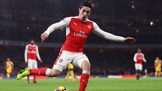 
                <strong>Hector Bellerin</strong><br>
                Hector Bellerin: Die Karriere des 21-Jährigen erinnert ganz stark an den Werdegang von Cesc Fabregas. Wie sein Landsmann, so wechselte auch Bellerin schon mit 16 Jahren vom Barca-Nachwuchs zu Arsenal und auch der Rechtsverteidiger, der angeblich einen schnelleren Antritt als Usain Bolt haben soll, etablierte sich rasant unter Wengers Führung. Erst kürzlich verlängerte der Nationalspieler seinen Vertrag vorzeitig bis zum Sommer 2023 - ein klares Signal, dass beide Seite mit der Entwicklung sehr zufrieden sein dürften. Bislang bestritt der Defensivmann 98 Pflichtspiele für Arsenal.
              