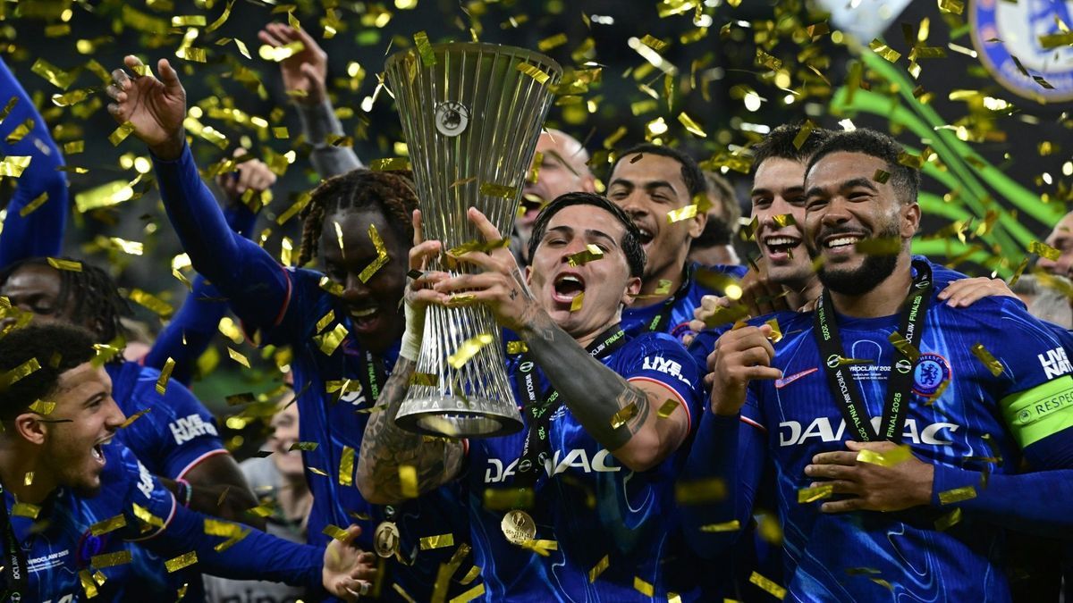 Die Chelsea-Profis mit der silbernen Trophäe