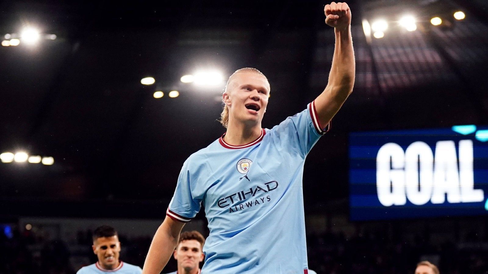 <strong>Platz 6: Erling Haaland (Manchester City)</strong><br>
                Gesamt-Einnahmen 2023: 58 Millionen US-Dollar<br>Gehalt: 46 Millionen US-Dollar<br>Sponsoring-Einnahmen: 12 Millionen US-Dollar