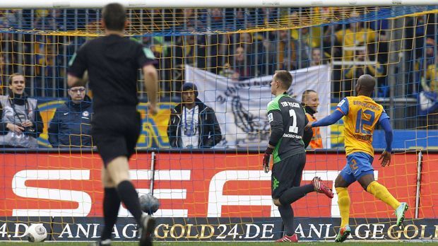 
                <strong>TerStegenBraunschweig</strong><br>
                1. März 2014: Auch bei Borussia Mönchengladbach unterlief ihm ein Fehler, der stark an das US-Länderspiel erinnerte. Beim damaligen Aufsteiger Eintracht Braunschweig wurde er kurz nach der Halbzeit von Filip Daems angespielt, den Rückpass ließ er über den Spann ins eigene Tor rutschen. Das Spiel endete 1:1.
              