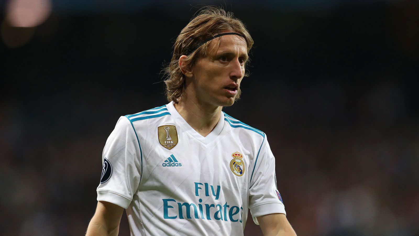 
                <strong>Bester Mittelfeldspieler: Luka Modric (Real Madrid)</strong><br>
                Mit deutlichem Vorsprung schnappte sich der Vizweltmeister aus Kroatien den Award als bester Mittelfeldspieler der vergangenen Champions-League-Saison. Mit 347 Zählern lag er satte 233 Zähler vor Kevin De Bruyne (114). Auf Rang drei lief Toni Kroos mit 69 Punkten ein. Die Nummer eins der Bundesliga war James Rodriguez mit sechs Punkten auf einem geteilten achten Platz.
              