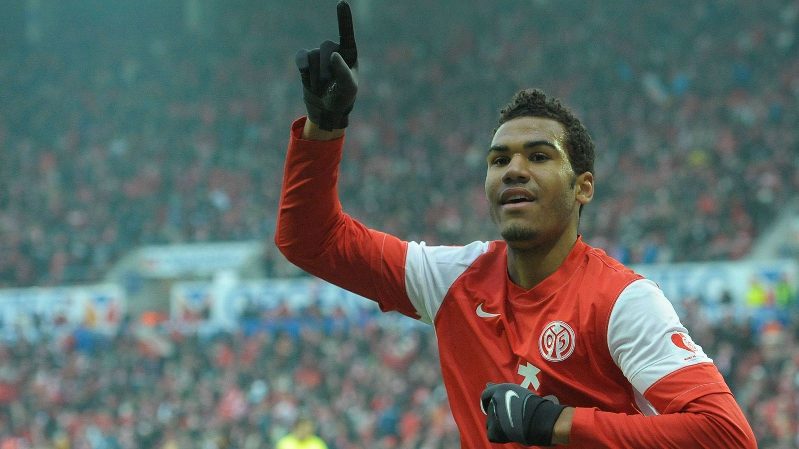 
                <strong>Bundesliga-Stammspieler in Mainz und auf Schalke</strong><br>
                Das damalige Missgeschick hatte auch sein Gutes: Choupo-Moting konnte im Sommer 2011 ablösefrei innerhalb der Bundesliga zum 1. FSV Mainz 05 wechseln und entwickelte sich dort zum Stammspieler. In 81 Pflichtspielen gelangen ihm 22 Tore. Genau dieselbe Anzahl verbuchte er beim FC Schalke 04 in 106 Pflichtspielen. Wie viele Pflichtspiel-Tore ihm bislang beim FC Bayern gelangen? Genau, bislang ebenfalls 22 Tore.    
              