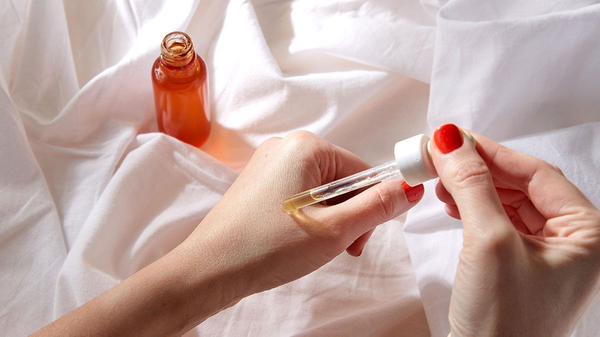 Nagelpflege für brüchige, eingerissene oder trockene Nägel? Die Beauty-Geheimwaffe heißt Rizinusöl!