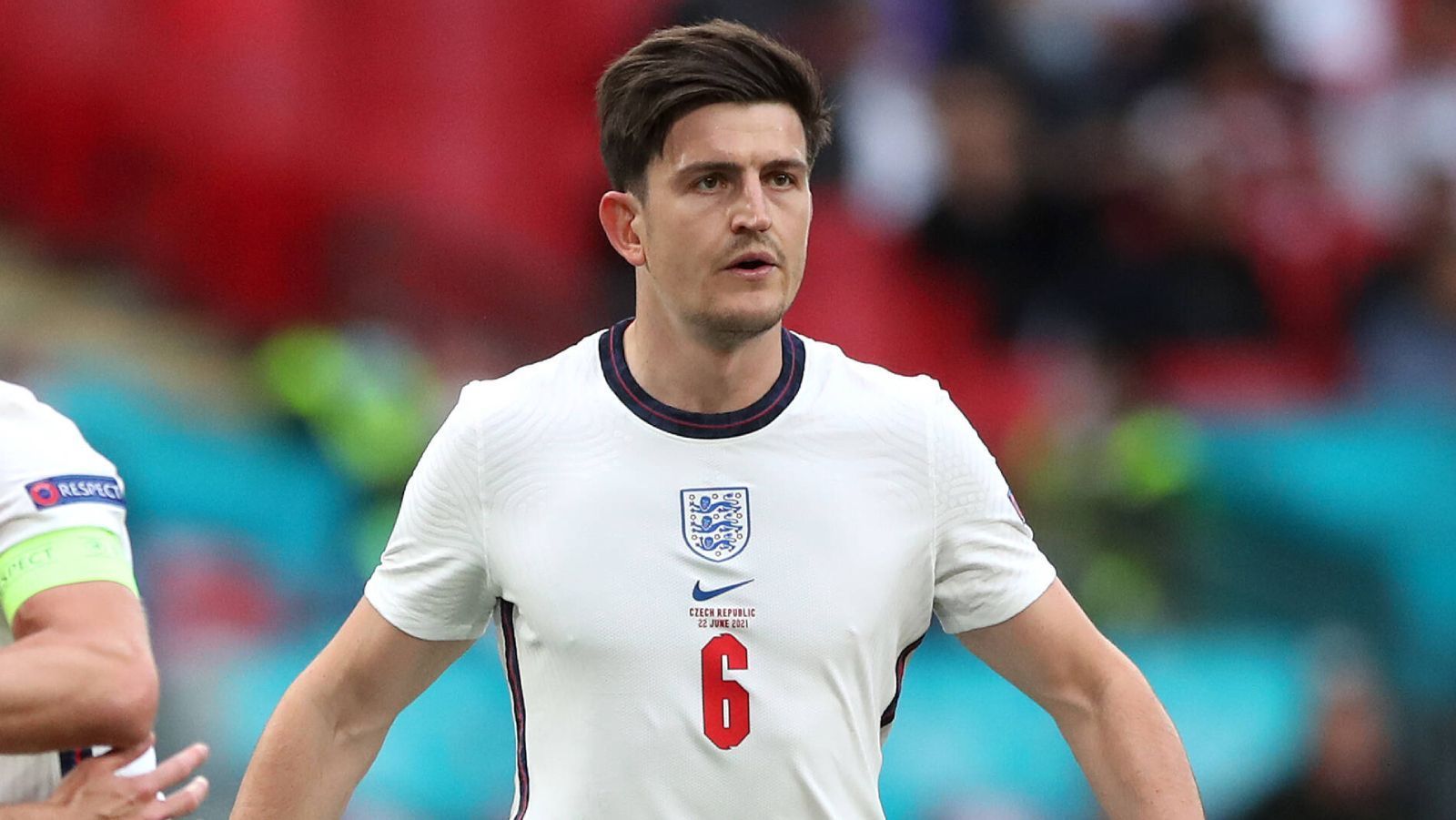 
                <strong>Harry Maguire</strong><br>
                Bleibt während des gesamten Spiels hinten und agiert als letzter Mann vor Torhüter Pickford. Maguire spielt immer wieder lange und vor allem gefährliche Pässe in die Tiefe, die sehr oft für große Gefahr sorgen (Kane vergibt in der 26. Minute nach tollem Zuspiel). Wird wie Stones einige Male früh unter Druck gesetzt, leistet sich aber keinen Schnitzer. ran-Note: 2
              