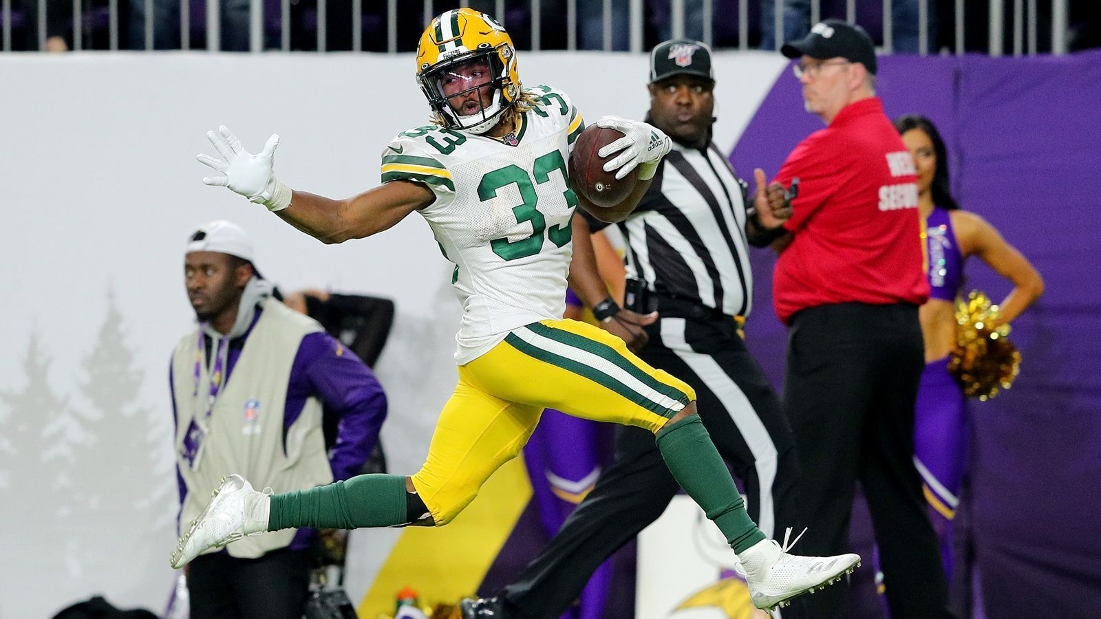 
                <strong>Gewinner: Aaron Jones</strong><br>
                Was für ein Auftritt von Running Back Aaron Jones der Green Bay Packers im Monday Night Game bei Division-Rivale Minnesota Vikings. An einem Tag, an dem Quarterback Aaron Rodgers bei 216 Passing Yards und ohne Touchdown gehalten wurde, holte der 25-Jährige die Kohlen aus dem Feuer und lief bei 23 Carries für 154 Yards und zwei Touchdowns. Ein ganz wichtiger Sieg für die Packers, die damit bereits einen Spieltag vor Ende der Regular Season mit einer Bilanz von aktuell 12-3 nicht mehr von Platz eins in der NFC North verdrängt werden können.
              