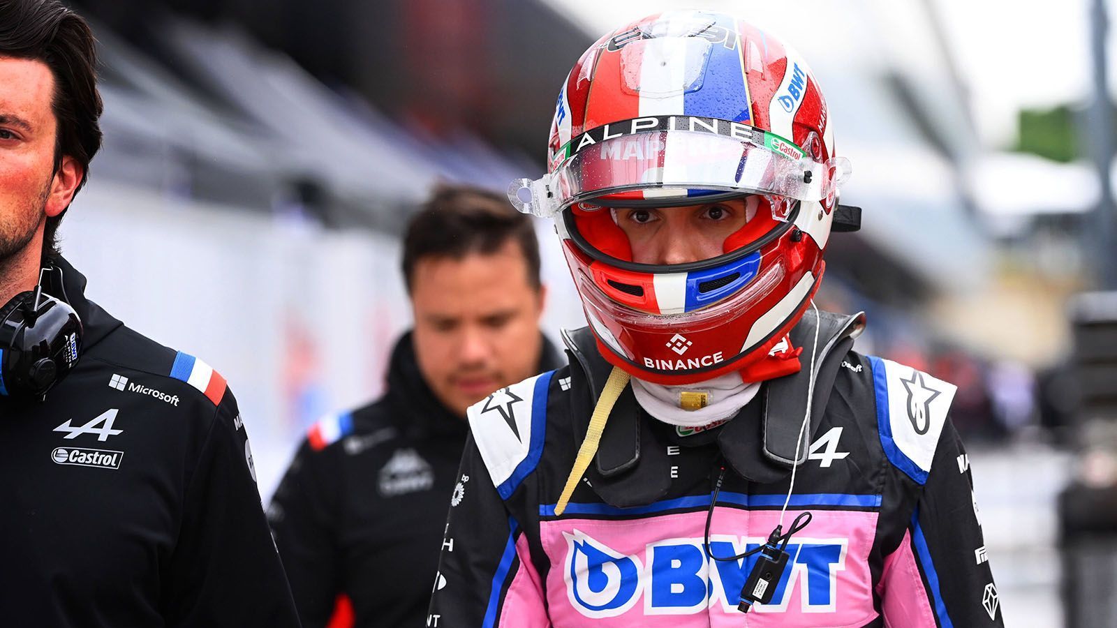 
                <strong>Verlierer: Esteban Ocon</strong><br>
                Fährt ein gutes Rennen und ist auf dem Weg in die Punkte. Dann lässt ihn sein Auto im Stich und er muss aufgeben. Alpine teilt später mit, dass es sich um ein Problem mit der Benzinpumpe handelt. Löst damit die Safety-Car-Phase aus, die das Rennen nochmal richtig spannend macht.
              