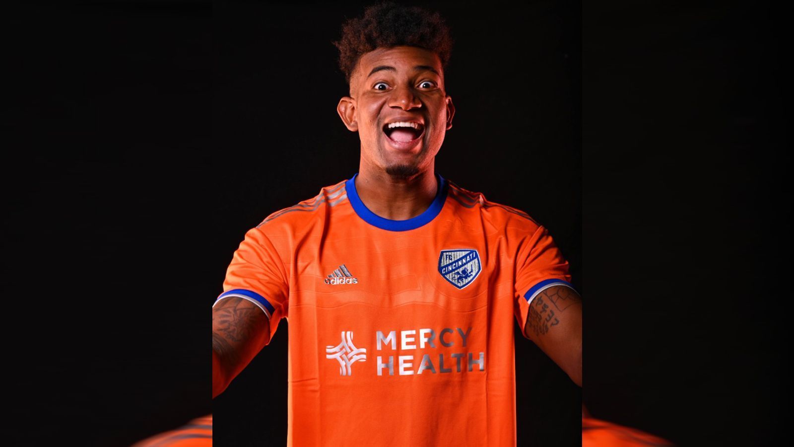 
                <strong>FC Cincinnati</strong><br>
                Erstmals in der MLS-Geschichte von Cincinnati wird der Klub mit hauptsächlich orangen "Juncta Juvant"-Trikots von Adidas auflaufen. 
              