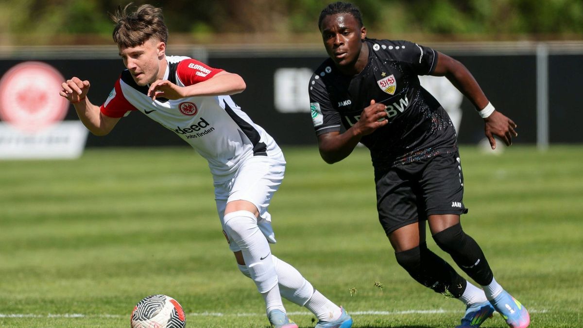 Niko Ilicevic (l.) am Ball für die U17 der Eintracht