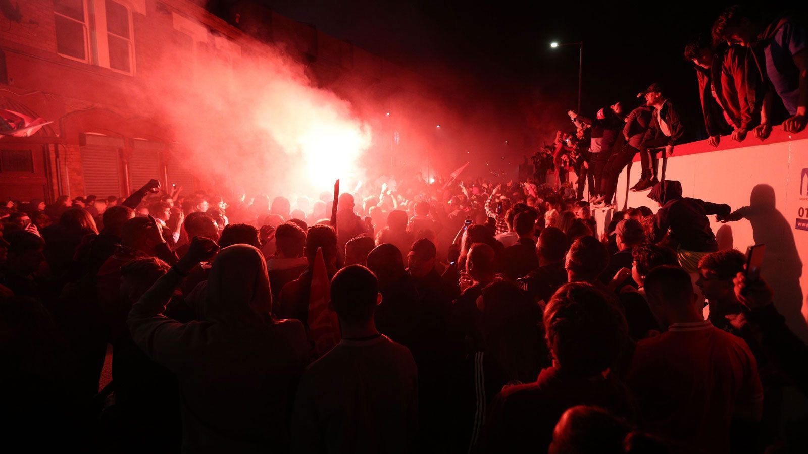 
                <strong>Ganz schön was los in Liverpool</strong><br>
                Die Fans feierten gezwungenermaßen ihre eigene Sause.
              