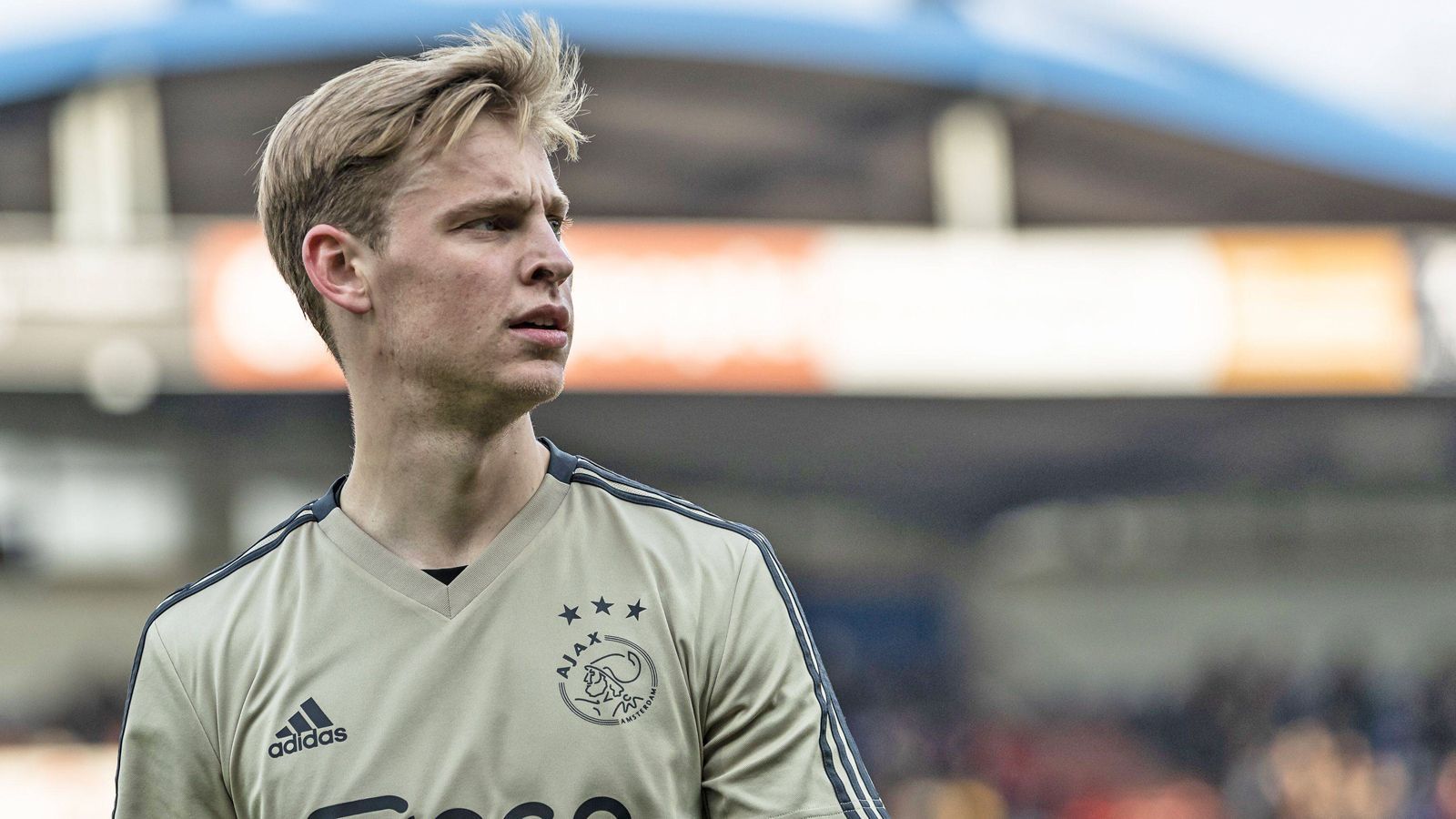 
                <strong>Frenkie de Jong (Ajax Amsterdam)</strong><br>
                Diese Gehaltserhöhung hat de Ligts Teamkollege Frenkie de Jong bereits in der Tasche. Der 21-Jährige schließt sich ab der kommenden Saison dem FC Barcelona an und wird dafür fürstlich entlohnt. Laut "de Volkskrant" streicht de Jong bei den Katalanen ab der Spielzeit 2019/2020 jährlich 16 Millionen Euro ein. Damit wird de Jong der bestbezahlte niederländische Fußballer und löst einen Nationalmannschafts-Kollegen ab, der ebenfalls im Champions-League-Viertelfinale aufläuft.
              