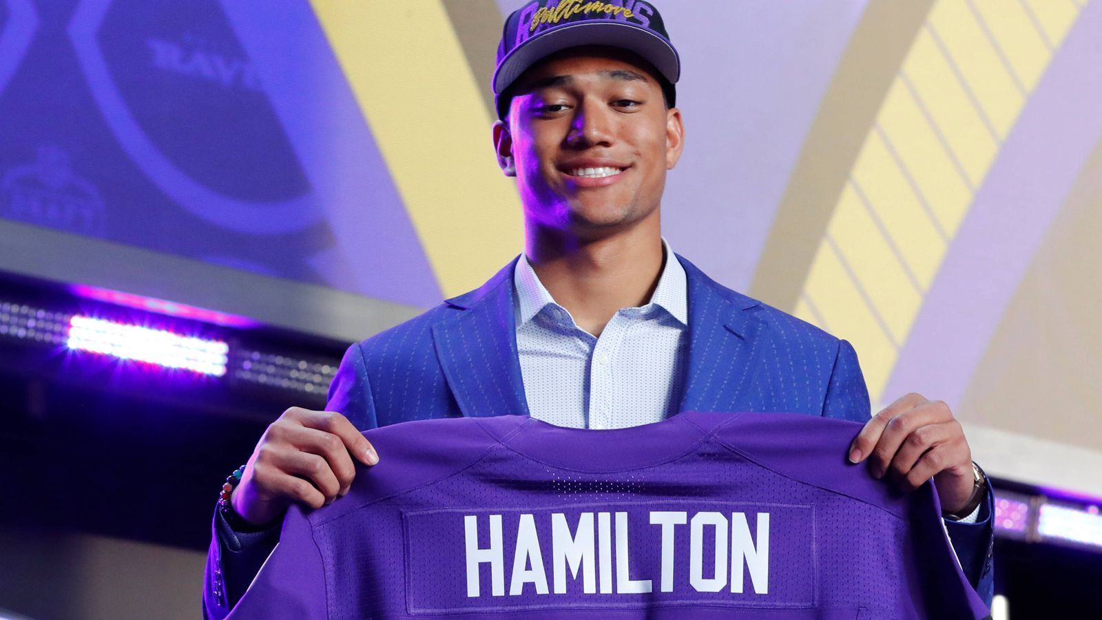 
                <strong>14. Pick: Kyle Hamilton (Safety, Baltimore Ravens)</strong><br>
                &#x2022; <strong>Vertrag unterschrieben: ja</strong><br>&#x2022; <strong>Signing Bonus</strong>: 9.001.880 US-Dollar<br>&#x2022; <strong>Gesamtgehalt</strong>: 16.255.085 US-Dollar<br>
              