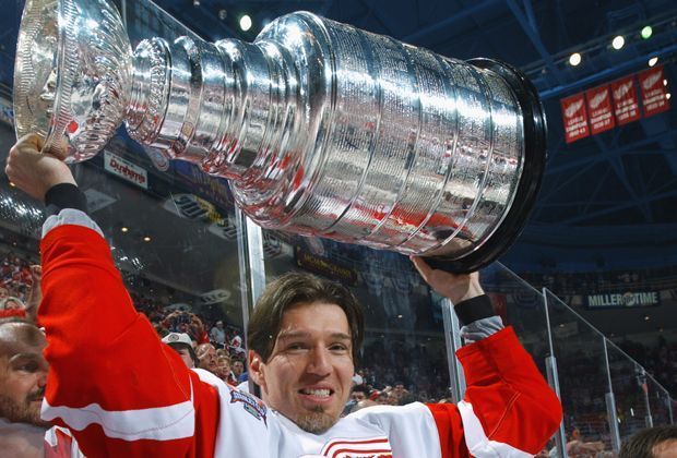 
                <strong>Uwe Krupp</strong><br>
                Während er 1996 der umjubelte Schütze des entscheidenden Treffers ist, bleibt Krupp bei seinem zweiten Titelgewinn 2002 mit den Detroit Red Wings eine Randfigur. Weil er zu selten spielte, wird sein Name nicht auf dem Pokal eingraviert.
              