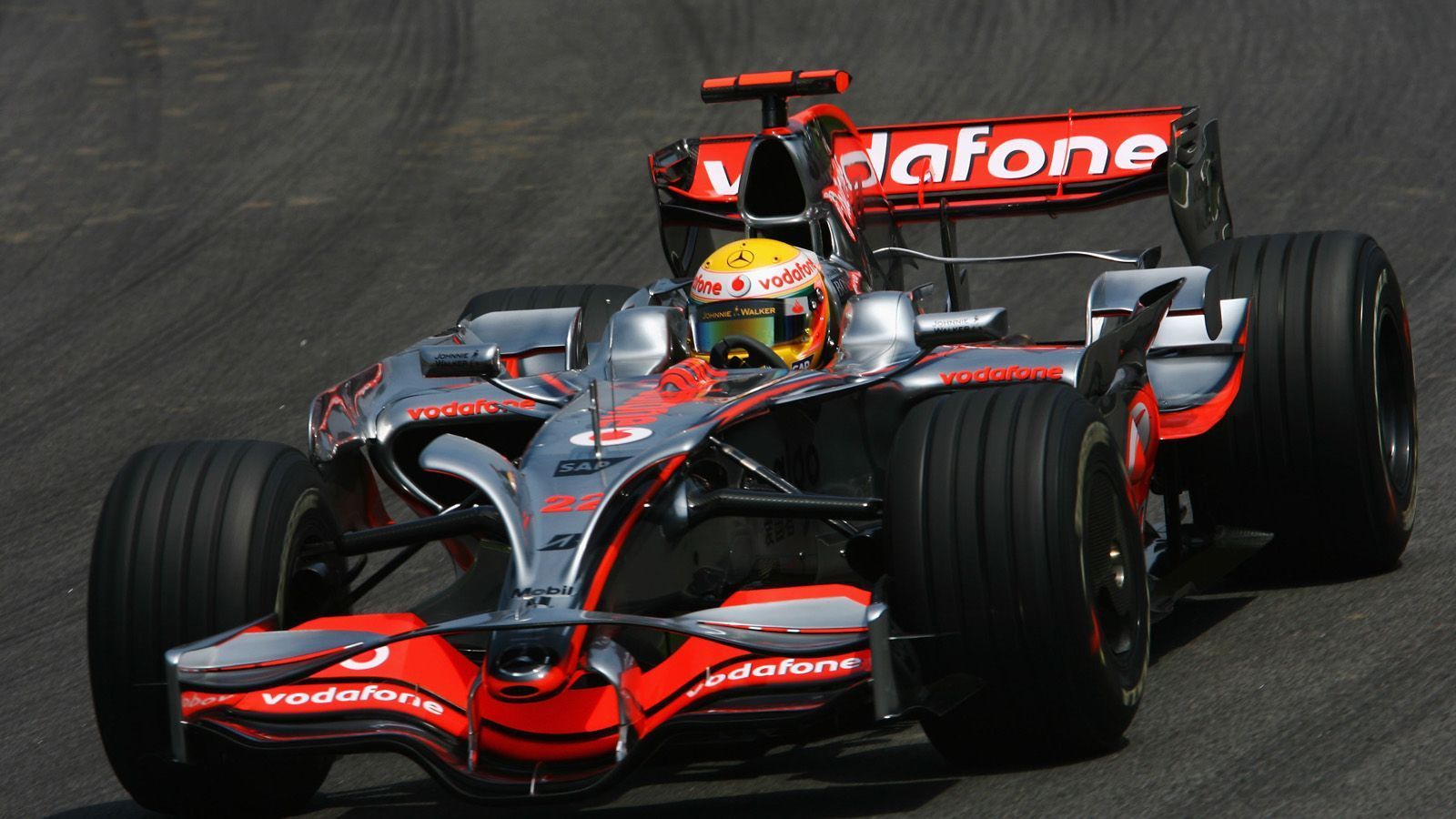 
                <strong>Mc Laren Mercedes (2008)  </strong><br>
                Auf den Boliden wurden immer mehr Zusatzflügel verbaut, so wie hier am McLaren Mercedes von Lewis Hamilton im Jahr 2008. Nahezu gleich blieben im Vergleich zum Beginn der 2000er der breite Front- und schmale Heckflügel. 
              